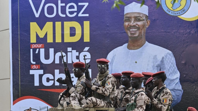 Des militaires patrouillent alors que le président de transition du Tchad, Mahamat Idriss Deby Itno (invisible), vote dans un bureau de vote à N'Djamena le 6 mai 2024 lors de l'élection présidentielle au Tchad.