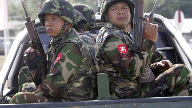 Un groupe armé birman a affirmé avoir pris un poste de commandement militaire et capturé des centaines de membres de la junte dans l'État de Rakhine (ouest), marquant un revers pour l'armée.