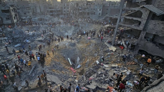 الدفاع المدني بغزة ينتشل 5 جثث متحللة تحت أنقاض منزل مدمر
