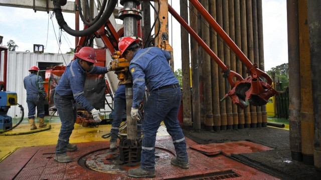 Des employés de l'entreprise publique Petroecuador travaillent sur un puits de pétrole dans le champ d'Ishpingo, dans le parc national de Yasuni, au nord-est de l'Équateur, le 21 juin 2023. 