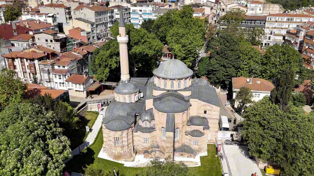 Dronla görüntülenen Fatih Edirnekapı'da bulunan caminin restorasyon sonrası kavuştuğu yeni görünüm göze çarpıyor. Çevresindeki yeşil alanlar dikkati çekiyor.