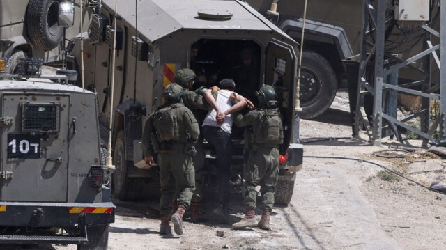 Des soldats israéliens arrêtent un Palestinien lors d'un raid dans la ville de Deir Al-Ghusun, près de Tulkarem, en Palestine occupée, le 04 mai 2024. 