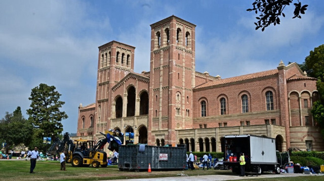 Des ouvriers nettoient le campus de l'Université de Californie à Los Angeles (UCLA) après l'expulsion par la police d'étudiants pro-palestiniens, à Los Angeles, en Californie, le 2 mai 2024. 