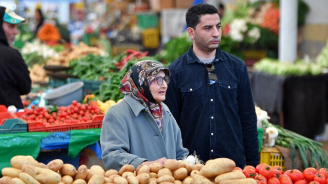 Des personnes achètent des légumes au marché central avant le mois de jeûne du Ramadan, à Tunis, le 6 mars 2024. 