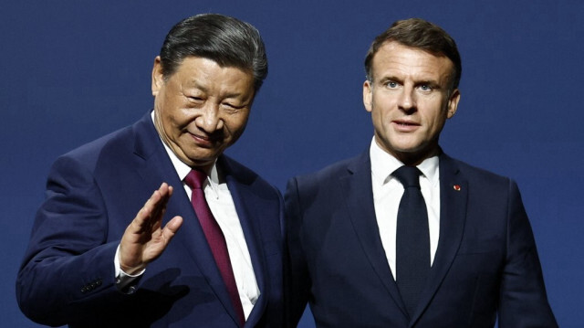 Le président chinois Xi Jinping et son homologue français, Emmanuel Macron lors de la sixième réunion du Conseil d'affaires franco-chinois au théâtre Marigny à Paris, le 6 mai 2024.