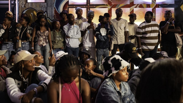 Des fans se rassemblent lors de la compétition Red Bull BC One Cypher South Africa à Johannesburg, le 23 mars 2024. 