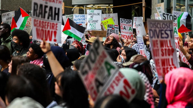 Alors que les stars et les célébrités montaient les marches du Metropolitan Museum de New York à l'occasion du Met Gala, des milliers de manifestants pro-palestiniens ont protesté contre la guerre que mène Israël à Gaza, le 6 mai 2024.