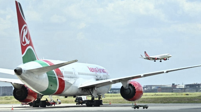 Un avion de passagers de Kenya Airways s'approche pour atterrir le 24 mars 2020 à l'aéroport Jomo Kenytta Kenya Airways (KQ).
