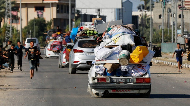 Des centaines de Palestiniens, dont des femmes et des enfants, migrent vers la partie ouest de Khan Younes avec leurs quelques biens chargés sur des véhicules suite à l'annonce d'Israël sur l'évacuation à Khan Yunis dans la Bande de Gaza, le 06 mai 2024.