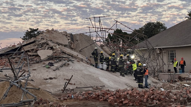 Des secouristes sur les lieux de l'effondrement d'un immeuble à George, le 7 mai 2024.