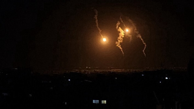 Des fusées éclairantes tirées par l'armée israélienne à Rafah dans la Bande de Gaza, le 06 mai 2024.