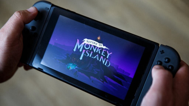 Console Nintendo Switch affichant le jeu vidéo d'aventure «Return to Monkey Island» à Paris le 20 septembre 2022. 