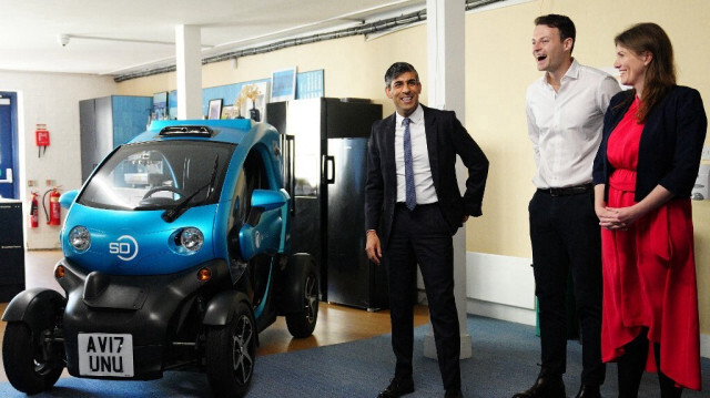 Le Premier ministre britannique Rishi Sunak (à gauche) et la secrétaire britannique à la science, à l'innovation et à la technologie Michelle Donelan (à droite) posent avec le cofondateur et PDG de Wayve Technologies Alex Kendall, à côté d'une voiture autonome Renault Twizzy, lors d'une visite des bureaux de l'entreprise de technologie de conduite automatisée, à Londres, le 7 mai 2024.