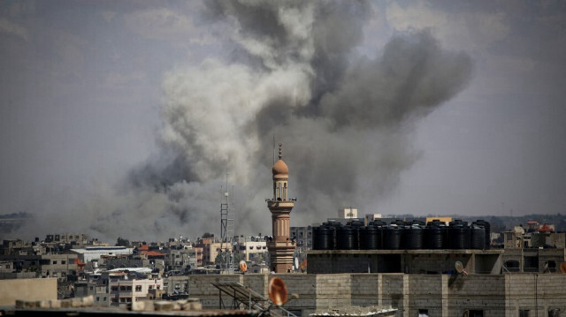 Bombardement israélien au dessus de Rafah, au Sud de la bande de Gaza, le 6 mai 2024.