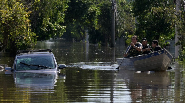 Les habitants se déplacent en bateaux suite aux inondations causées par de fortes pluies à Porto Alegre, État du Rio Grande do Sul, Brésil, le 6 mai 2024.