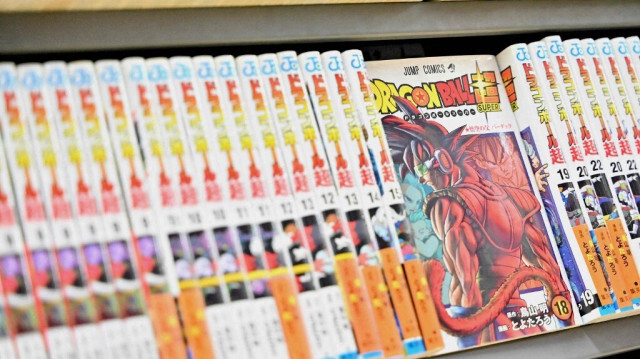 Des livres de la populaire série Dragon Ball sur une étagère dans un magasin du centre de Tokyo.