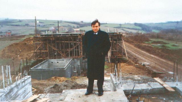 Merhum iş insanı Fahrettin Ulusoy, temelini attığı fabrikanın inşaatında.