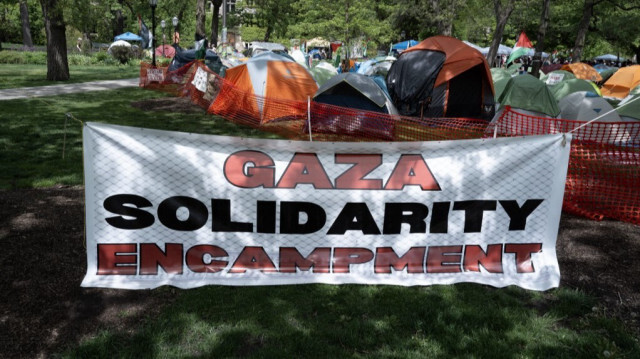 Une banderole accrochée à un campement de protestation contre le génocide à Gaza sur le campus de l'Université de Chicagon, en Illinois, le 04 mai 2024.