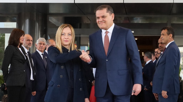 Le Premier ministre intérimaire libyen Abdulhamid Dbeibah (à droite) accueille la Première ministre italienne Giorgia Meloni à son arrivée pour une réunion à Tripoli, le 7 mai 2024.
