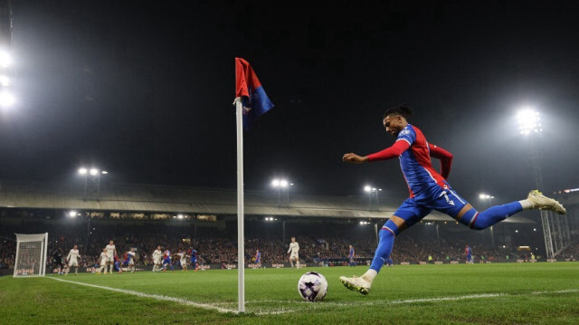 Le milieu de terrain français du Crystal Palace, Michael Olise, tire un corner lors du match de football de la Premier League anglaise entre le Crystal Palace et Manchester United au Selhurst Park, dans le sud de Londres, le 6 mai 2024.