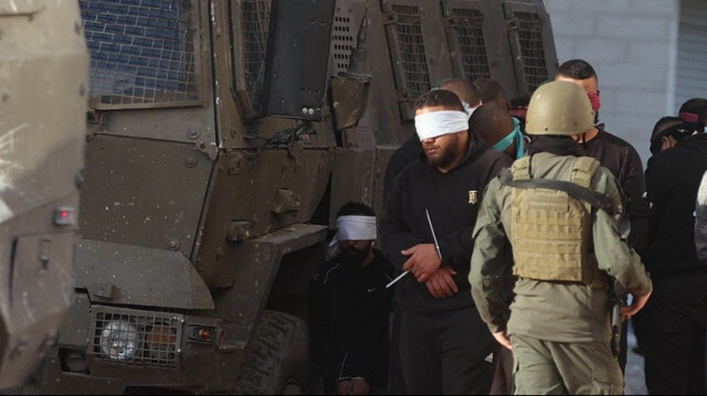 Les forces israéliennes arrêtent un certain nombre de Palestiniens lors d'un raid à Tulkarem, en Palestine occupée.