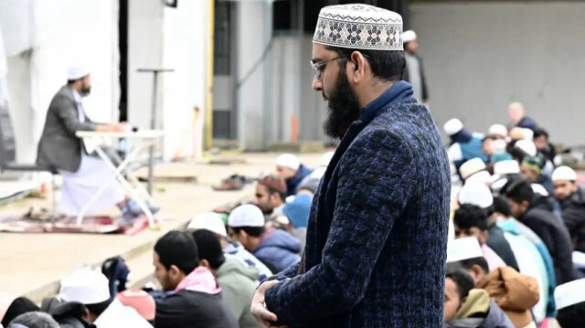 Мусульмане собирались на частной парковке строительной площадки для полудневной молитвы в Монфальконе, 26 апреля 2024 года. (Фото: AFP)