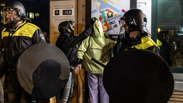 Des policiers arrêtent un étudiant lors de l'évacuation d'une manifestation pro-palestinienne sur le campus de l'Université d'Amsterdam (UvA) à Roeterseiland, le 7 mai 2024.
