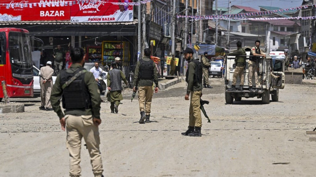 Le personnel de sécurité patrouille lors d'un rassemblement de campagne électorale près de la mosquée Jamia Masjid à Srinagar, le 6 mai 2024, avant la troisième phase des élections générales en Inde.