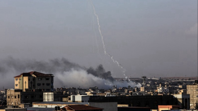 De la fumée s'élève après des frappes aériennes israéliennes dans l'est de Rafah, dans la Bande de Gaza, le 07 mai 2024.