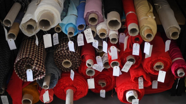 Rouleaux de tissu dans un atelier de couture, à Hackney, dans l'est de Londres.
