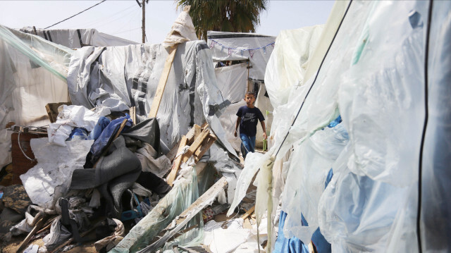 Une vue de la destruction après une frappe aérienne israélienne sur des tentes pour personnes déplacées sur le terrain d'un hôpital de Gaza, le 31 mars 2024.