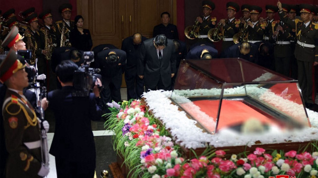 Le dirigeant nord-coréen Kim Jong Un (C) et de hauts responsables exprimant leurs condoléances à l'ancien vice-président du Parti du travail de Corée Kim Ki Nam, décédé à l'âge de 94 ans le 7 mai, lors d'un service funèbre à Pyongyang, le 8 mai 2024.