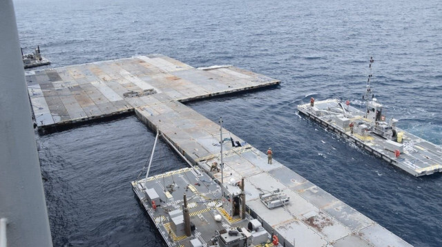 Le chantier avait été déplacé à Ashdod à cause du mauvais temps la semaine dernière. Quand le temps le permettra, le port sera relié au rivage de Gaza par des soldats israéliens pour éviter des troupes américaines au sol.