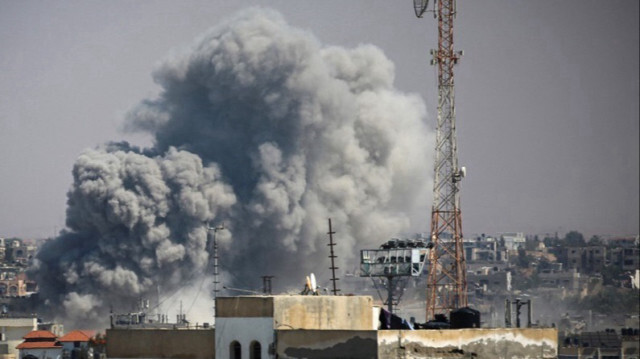 Des fumées s'élèvent au-dessus des bâtiments suite à des frappes israéliennes sur l'est de Rafah, dans le sud de la bande de Gaza, le 07 mai 2024