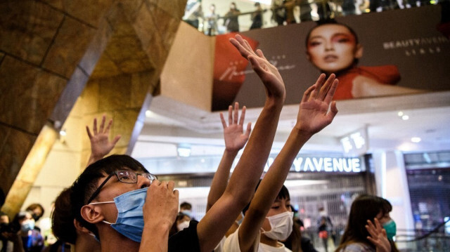 Cette photo montre les manifestants antigouvernementaux chantant l'hymne de protestation "Glory to Hong Kong" alors qu'ils se rassemblent dans un centre commercial à Hong Kong, le 13 mai 2020.