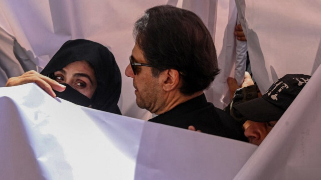 L'ancien premier ministre pakistanais Imran Khan et son épouse Bushra Bibi arrivent pour comparaître devant une haute cour à Lahore, le 15 mai 2023. 