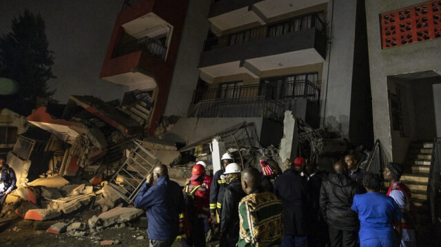 Des membres du service de gestion des catastrophes de Nairobi se trouvent à côté des débris d'un immeuble de cinq étages qui s'est effondré à Uthiru, près de la capitale kenyane Nairobi, le 7 mai 2024. 