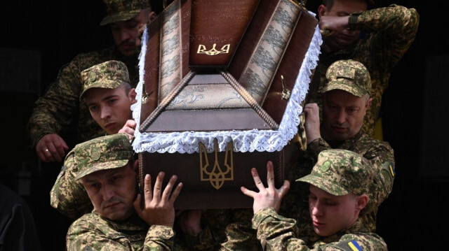 Des soldats ukrainiens portent le cercueil du soldat ukrainien Taras Osmyakevych, mort au combat dans le cadre de la guerre avec la Russie, lors d'une cérémonie funéraire à Lviv, le 2 mai 2024.