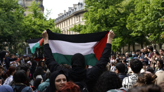 Un étudiant brandit le drapeau palestinien lors d'un rassemblement de soutien aux Palestiniens à l'université de la Sorbonne, à Paris, le 29 avril 2024.