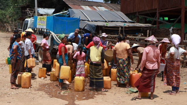 Les habitants de Kayah se rassemblant lors d'une livraison d'eau potable par l'organisation caritative Clean Yangon dans un camp de personnes déplacées à l'intérieur du pays dans la commune de Demoso, dans l'État de Kayah, dans l'est du Myanmar. 