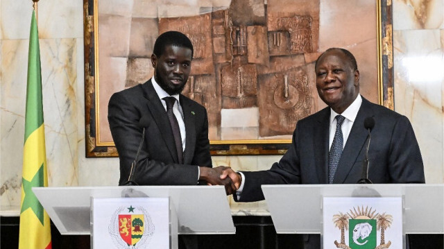 Le président sénégalais Bassirou Diomaye Faye (G) et le président ivoirien Alassane Ouattara (D) se serrent la main lors d'une conférence de presse au Palais présidentiel d'Abidjan, le 7 mai 2024.