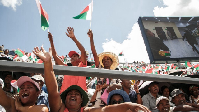 Des partisans réagissent lors de la cérémonie d'investiture du président réélu de la République de Madagascar Andry Rajoelina à Antananarivo le 16 décembre 2023. 