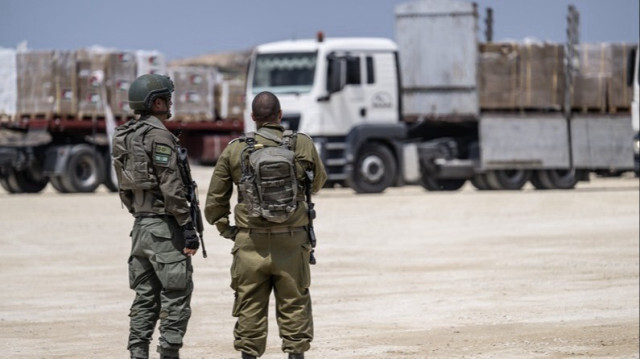 Les aides humanitaires en provenance de Jordanie sont chargées sur des camions sous la supervision de l'armée israélienne, dans le nord de la Bande de Gaza. 
