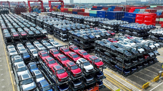 Les voitures électriques BYD attendant d'être chargées sur un navire au terminal international de conteneurs du port de Taicang au port de Suzhou, dans la province chinoise du Jiangsu, à l'est du pays le 23 Septembre 2023. 