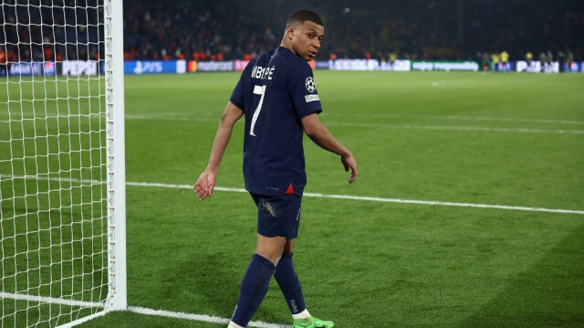 Kylian Mbappé quitte le terrain à la fin du match de football de demi-finale de la Ligue des champions de l'UEFA entre le Paris Saint-Germain (PSG) et le Borussia Dortmund, au stade du Parc des Princes, à Paris le 7 mai 2024.