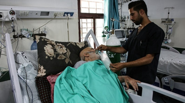 Une infirmière s'occupe d'un patient à l'hôpital indonésien de Beit Lahya, dans le nord de la bande de Gaza.