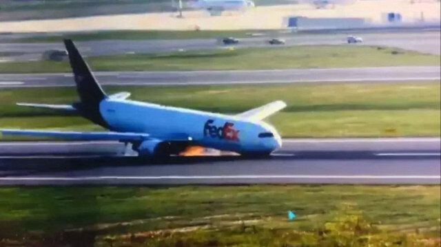 В аэропорту Стамбула грузовой самолет совершил посадку над фюзеляжем. 