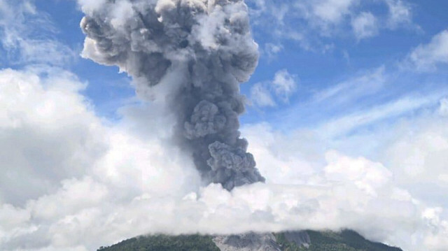 Le mont Ibu crachant une épaisse fumée dans la régence de Halmahera Ouest, dans la province indonésienne de Maluku Nord,  le 8 mai 2024.