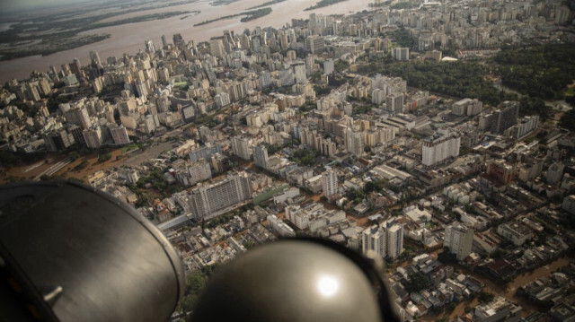 Un membre des forces armées observe les inondations aux Brésil, à Porto Alegre, le 8 mai 2024.