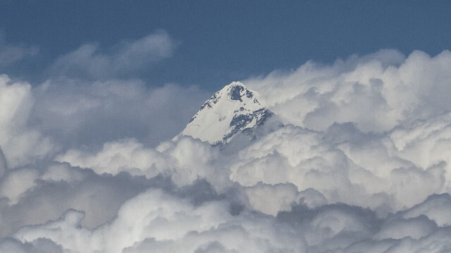 Le sommet du mont Makalu, la cinquième plus haute montagne du monde avec ses 8 481 mètres, dans la chaîne de l'Himalaya au Népal, le 7 mars 2023.